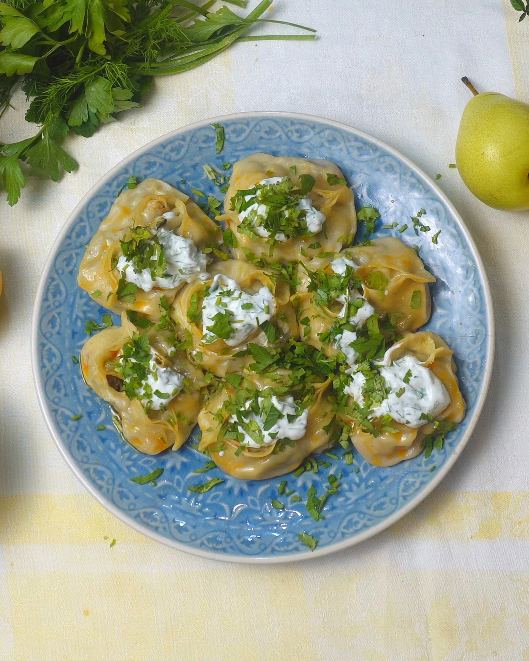 Manti on a blue lyagan platter, viewed from above